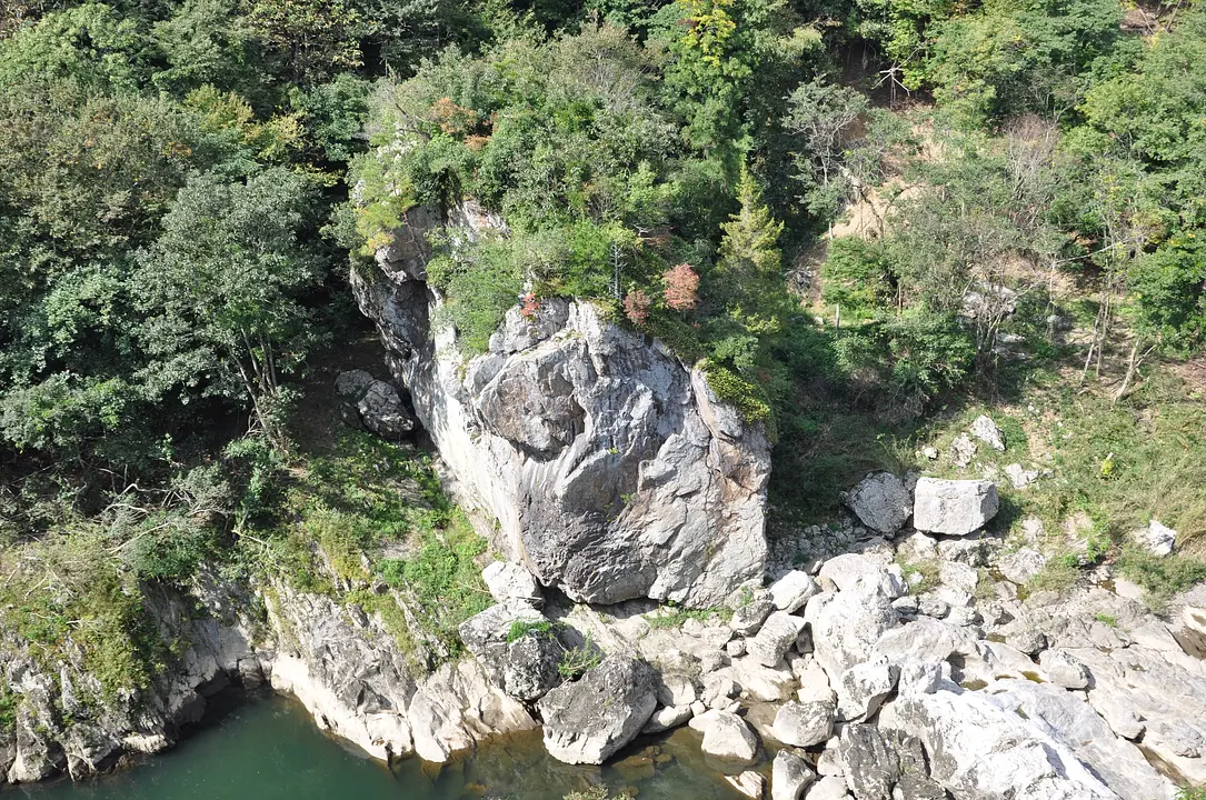 初夏　上原町　立岩.jpg