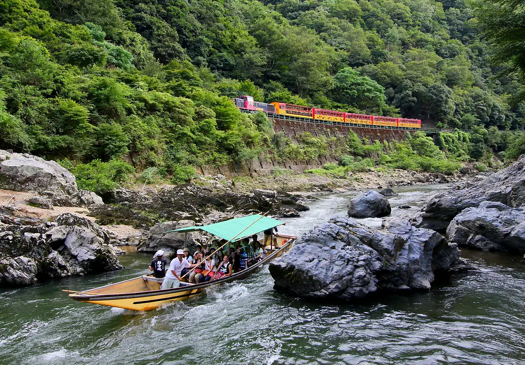 保津川下りと嵯峨野トロッコ列車.jpg